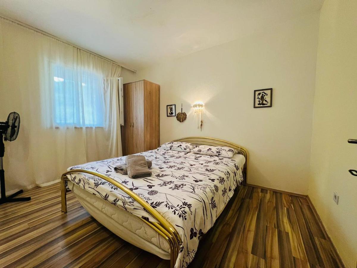 Sea Breeze Apartments With Private Beach And Boat Anchorage Stara Novalja Exteriör bild