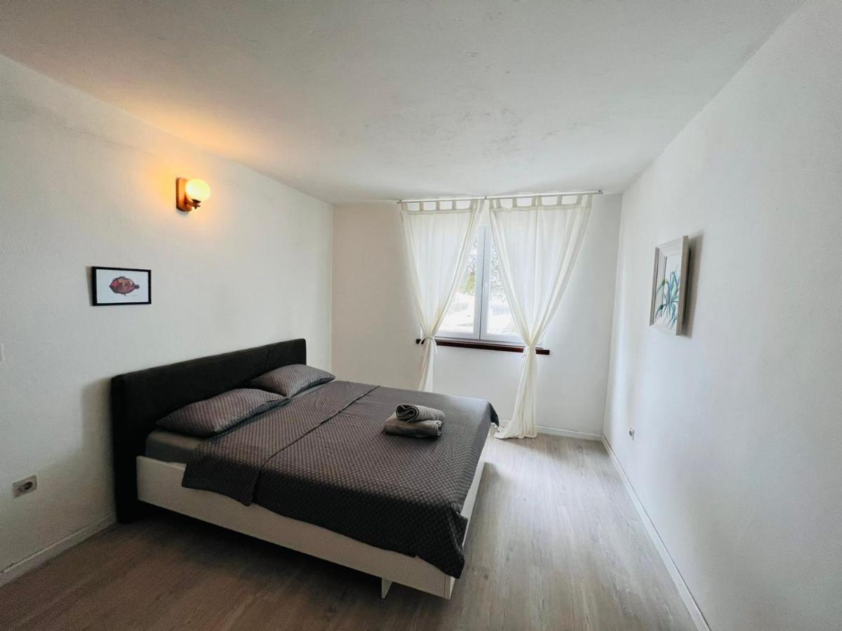 Sea Breeze Apartments With Private Beach And Boat Anchorage Stara Novalja Exteriör bild
